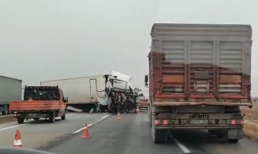 Tır yol kenarındaki tırın dorsesine çarptı: 1 yaralı