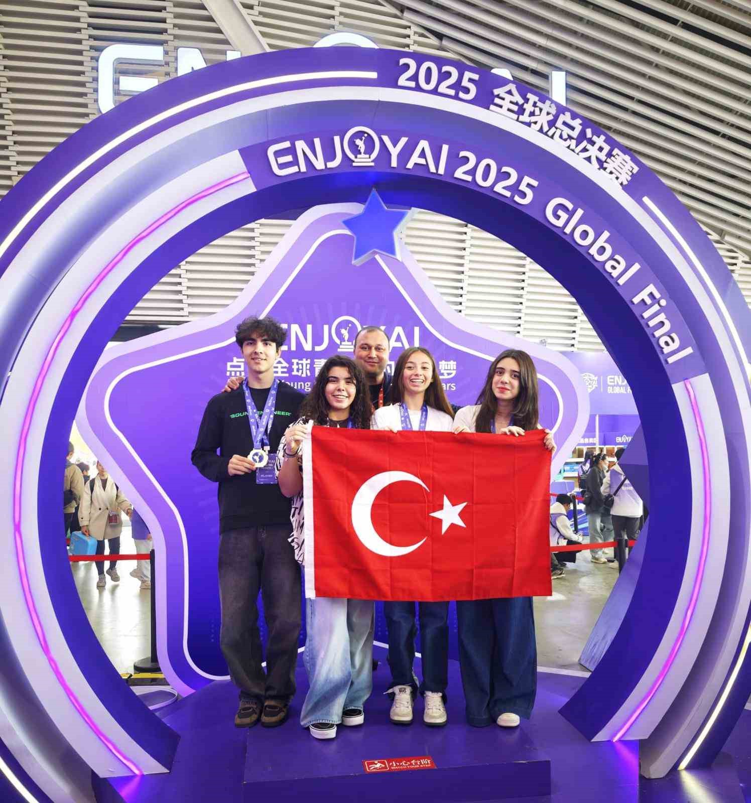 Çin’de yarışan Robotik takımından gümüş madalya