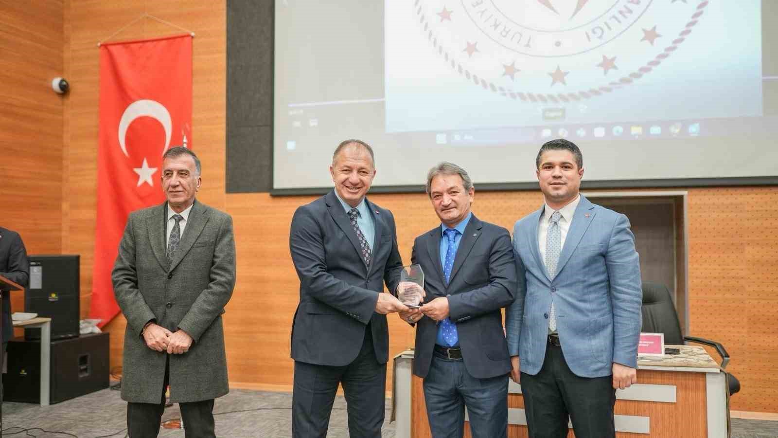 &Ccedil;akmur&rsquo;dan spor tesislerinde &ccedil;alışan personele teşekk&uuml;r belgesi
