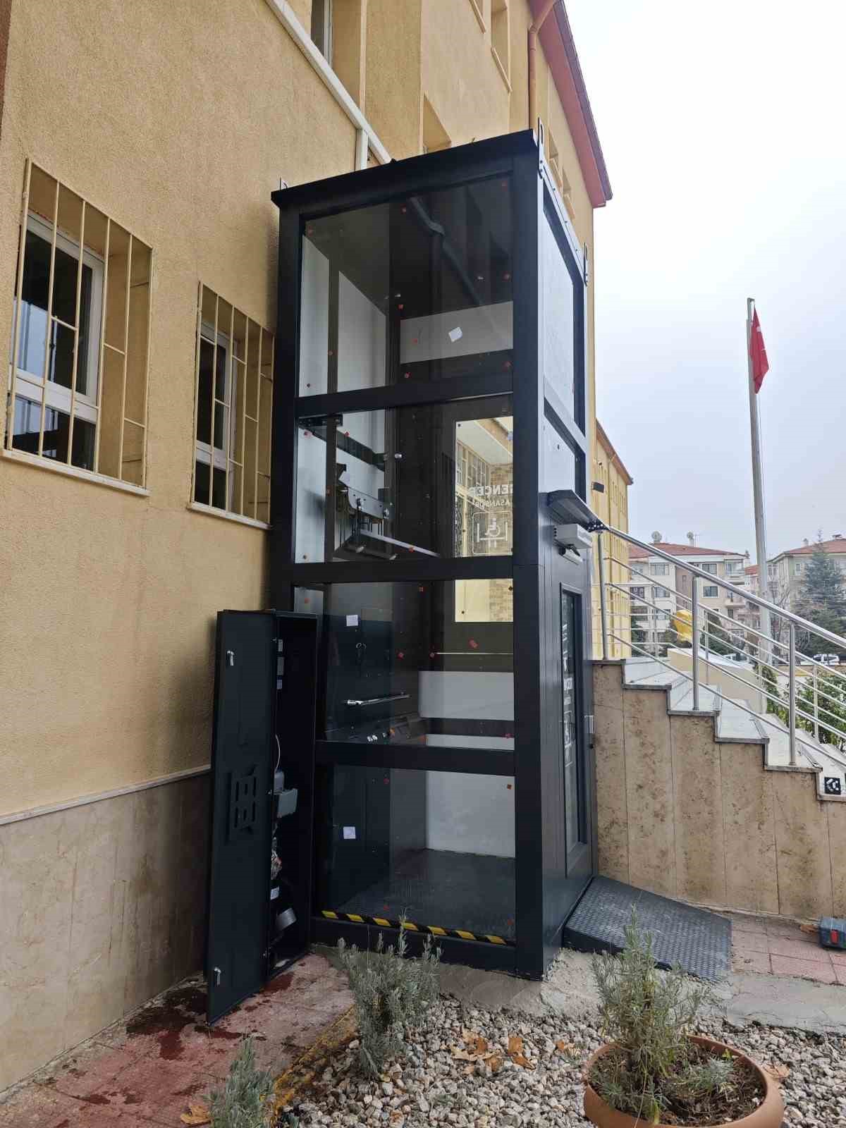 Okuldaki asansör engelini vali kaldırdı