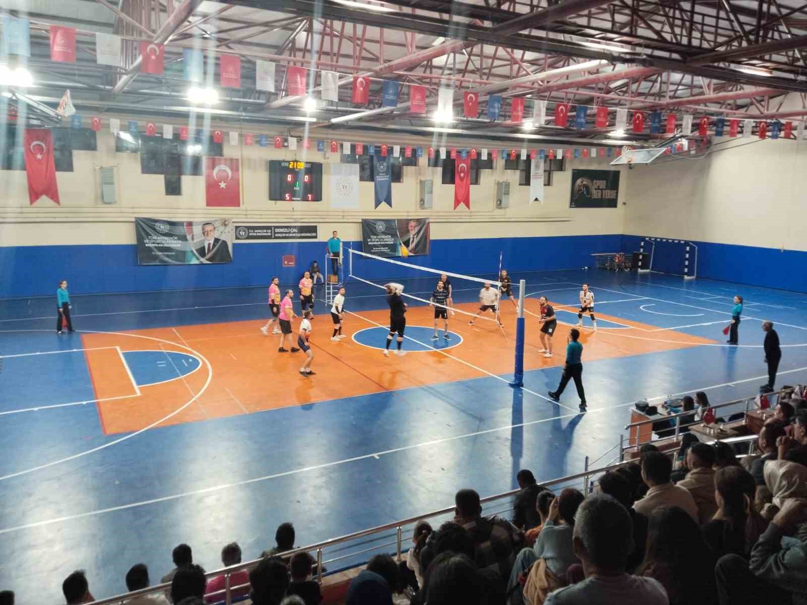 Çal’da düzenlenen voleybol turnuvasında final maçları heyecanı zirveye taşıdı