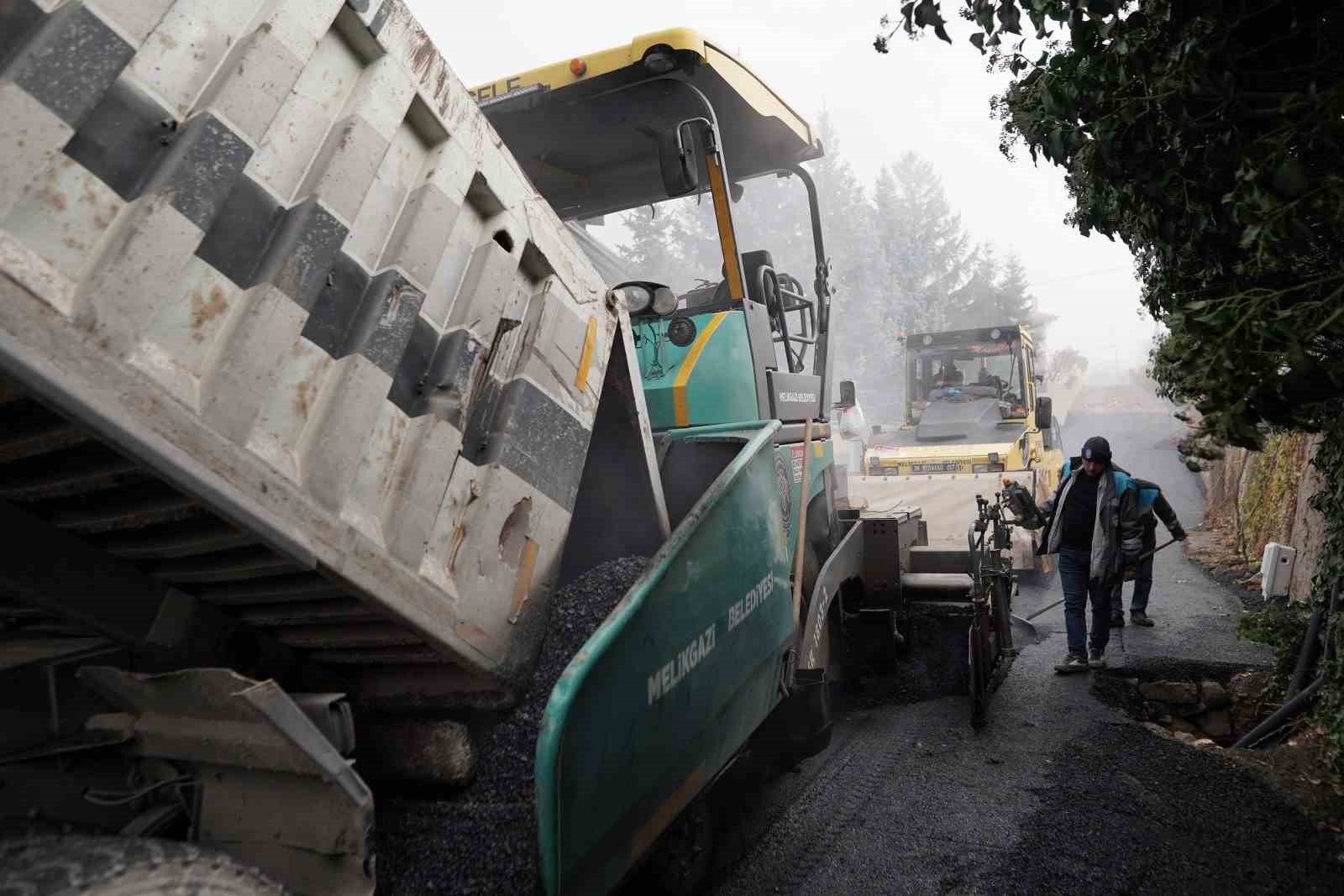 Melikgazi Belediyesi, yol &ccedil;alışmaları ile ulaşımı daha konforlu hale getiriyor
