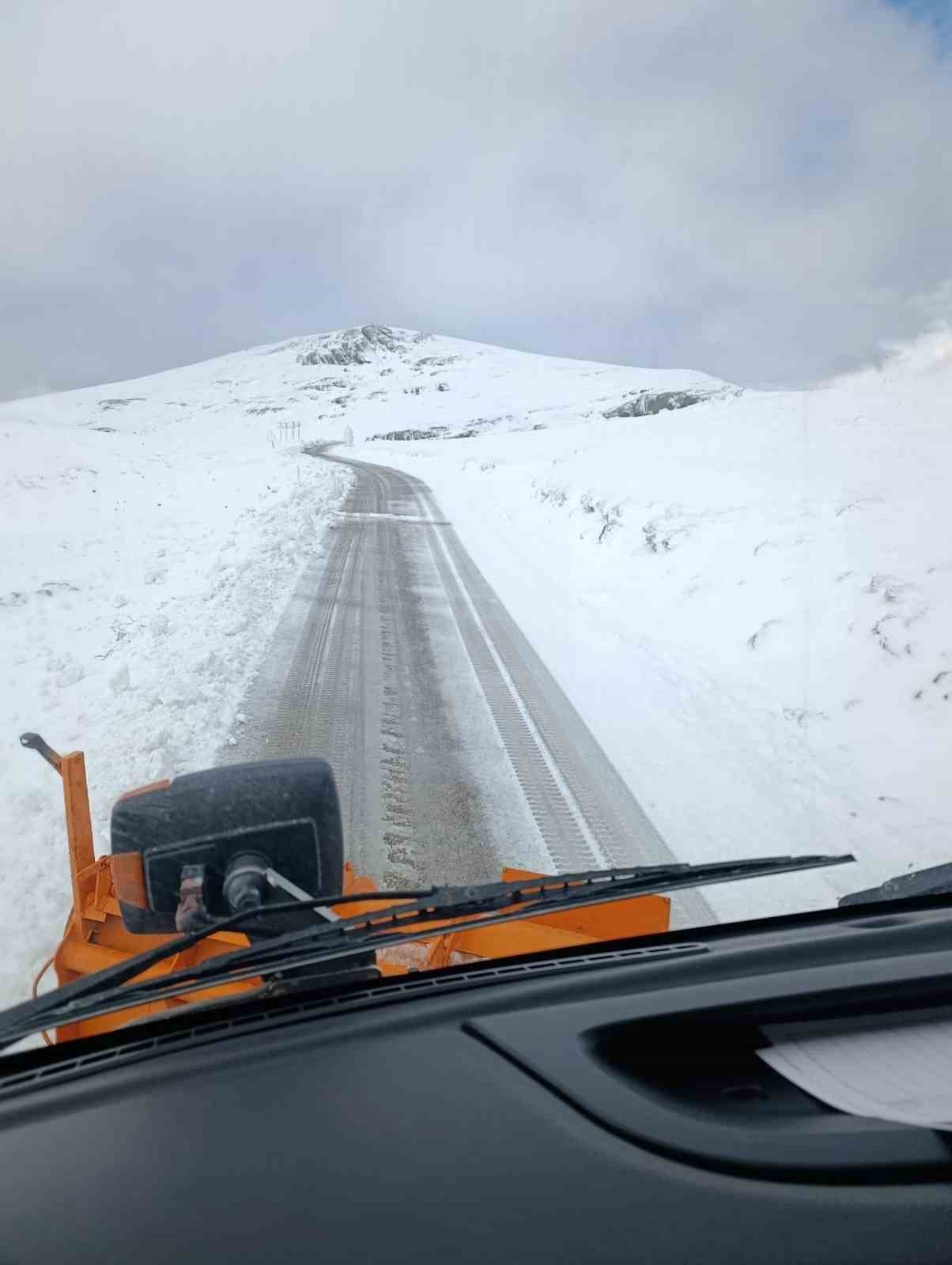 Bayburt&rsquo;ta bazı k&ouml;y yolları ve ge&ccedil;itler yoğun kar nedeniyle ulaşıma kapatıldı
