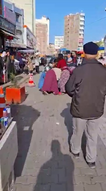 Kadınlar sa&ccedil; başa kavgaya tutuştu: O anlar kamerada
