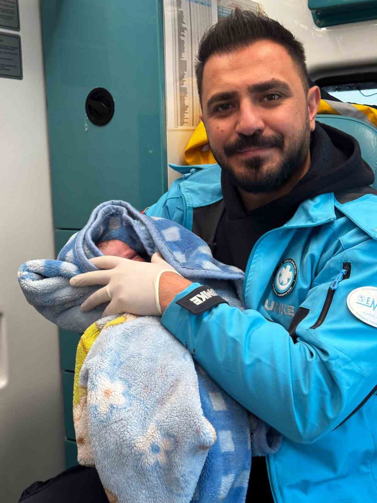 Ambulansta doğum yapan anne bebeğine sağlık personelinin adını verdi