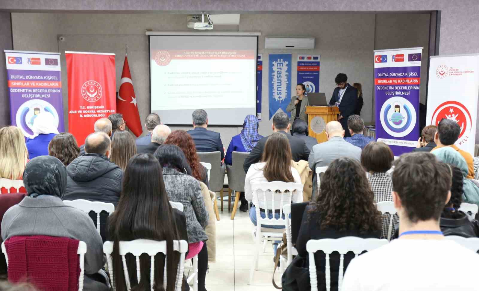 Gen&ccedil; kadınlar dijital d&uuml;nyada g&uuml;&ccedil;leniyor
