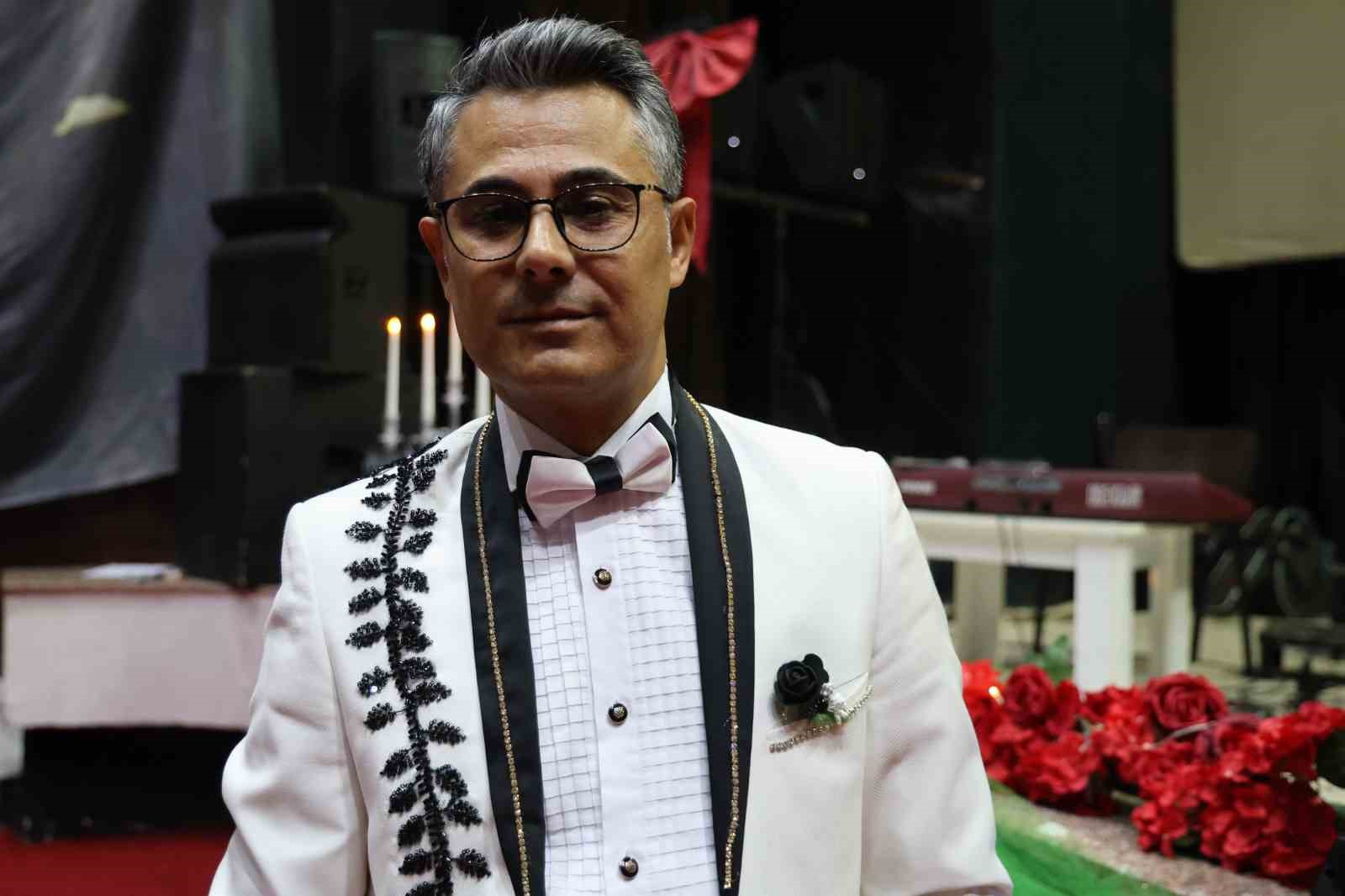 Kebapçısı da doktoru da bu koroda: 25 kişilik koro sahneye çıktı, izleyenleri mest etti