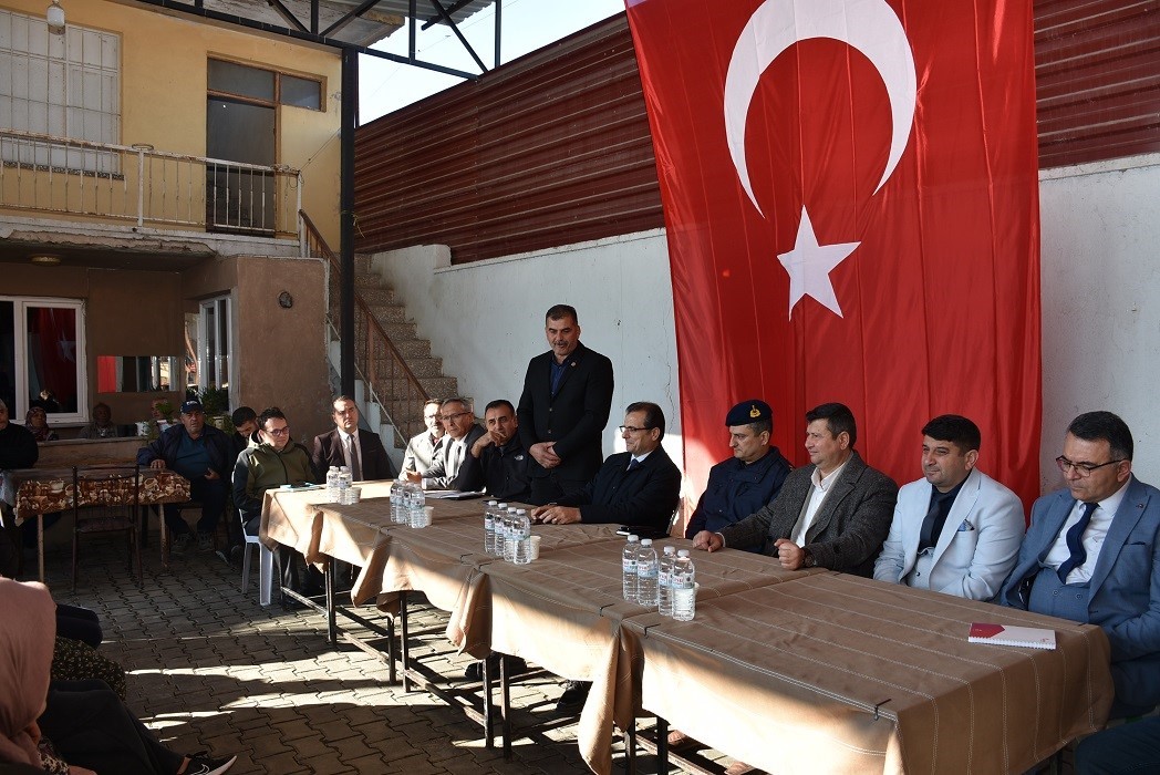 Salihli Kaymakamı G&uuml;ldoğan, &uuml;&ccedil; mahallede sorunları yerinde dinledi
