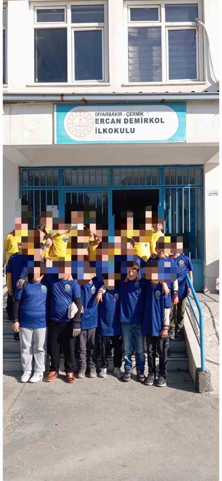 İstanbul’daki Çermiklilerden öğrencilere forma desteği