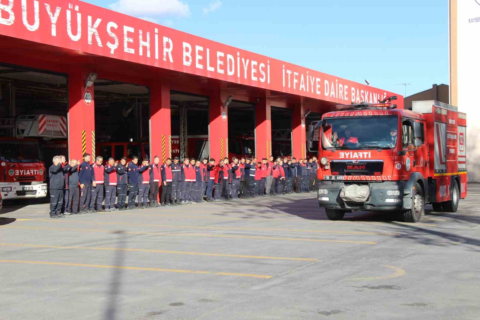 Kayseri Büyükşehir İtfaiyesi, Kırıkkale’deki kimya fabrikası yangınına destek için harekete geçti

