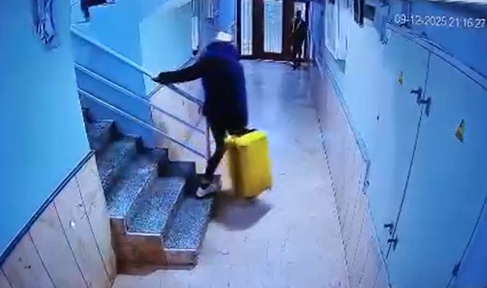 G&uuml;ll&uuml;&rsquo;n&uuml;n kızı ve arkadaşının valizlerle ka&ccedil;maya &ccedil;alıştığı anlar kamerada
