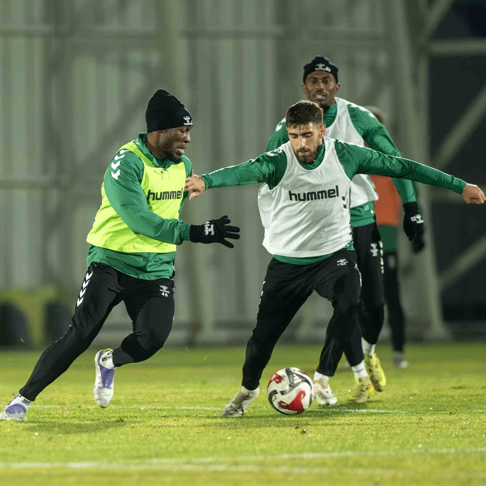 Konyaspor, Fenerbah&ccedil;e ma&ccedil;ının hazırlıklarını s&uuml;rd&uuml;rd&uuml;
