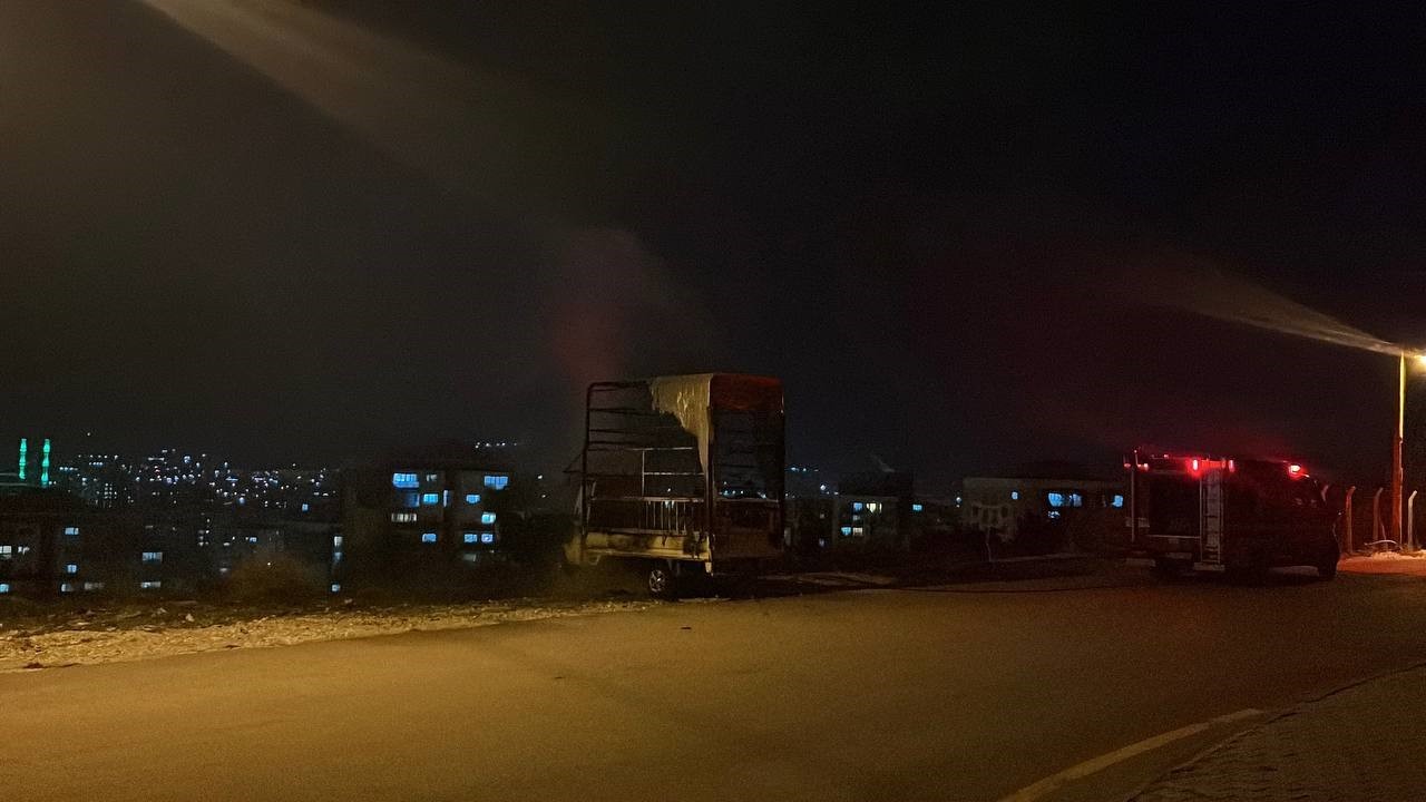 Niğde&rsquo;de park halindeki kamyonette yangın &ccedil;ıktı
