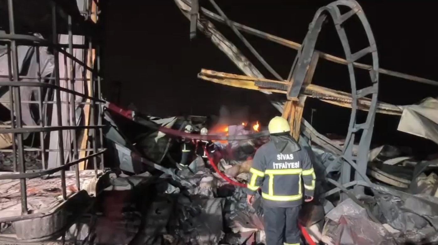 Fabrika yangını için Sivas’tan Kırıkkale’ye giden itfaiye ekipleri, söndürme çalışmalarına destek verdi