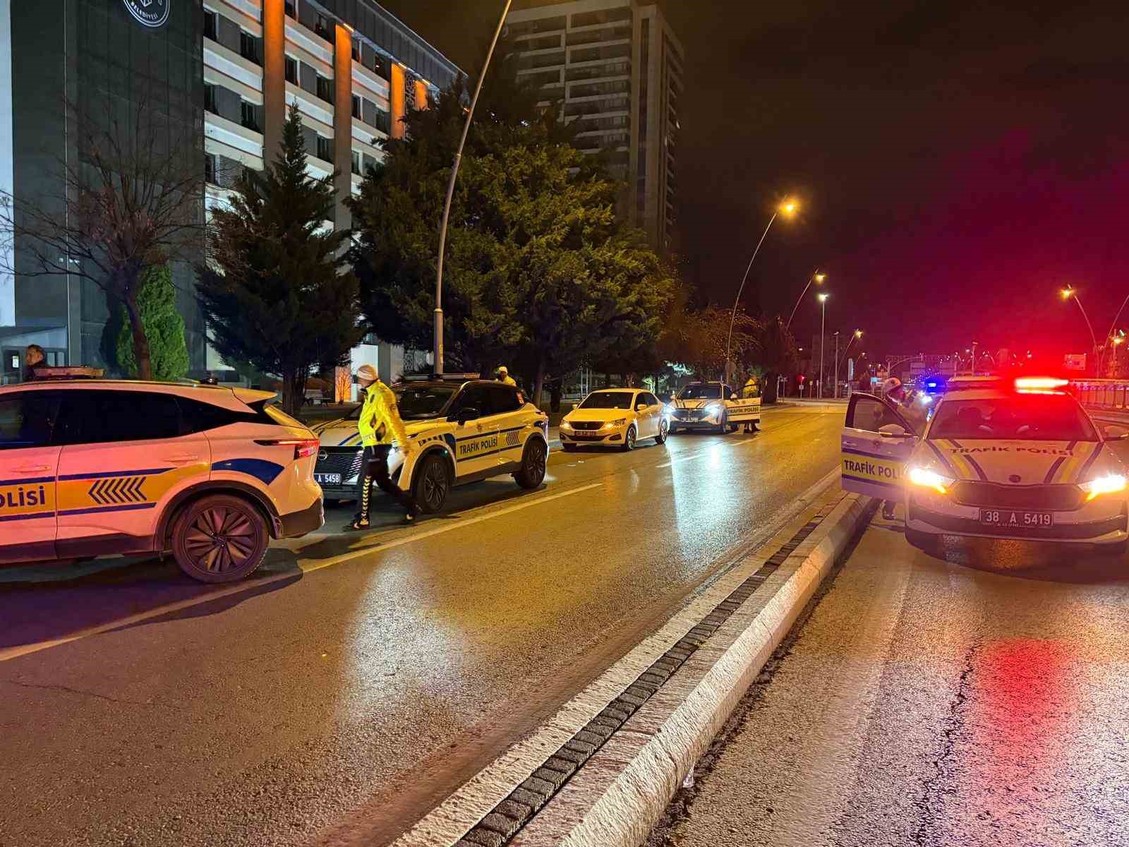 Uygulamadan polise &ccedil;arpıp ka&ccedil;tı, ş&uuml;phelinin aracı 1 kilometre uzaklıkta park halinde bulundu
