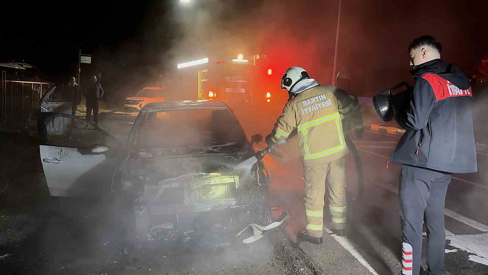 Bartın&rsquo;da park halindeki ara&ccedil;ta yangın &ccedil;ıktı
