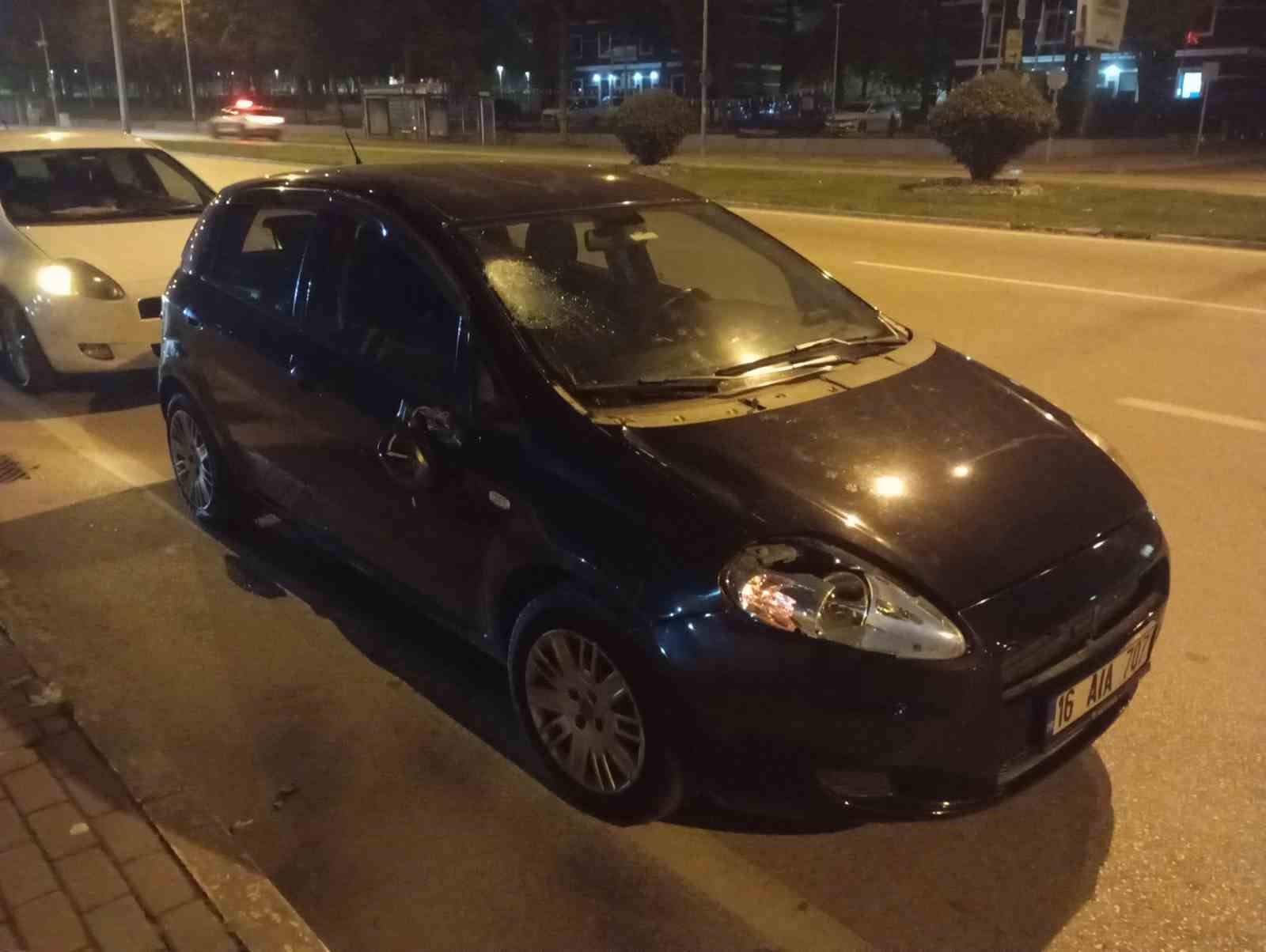 Yolun karşısına geçmeye çalışan yayaya otomobil çarptı