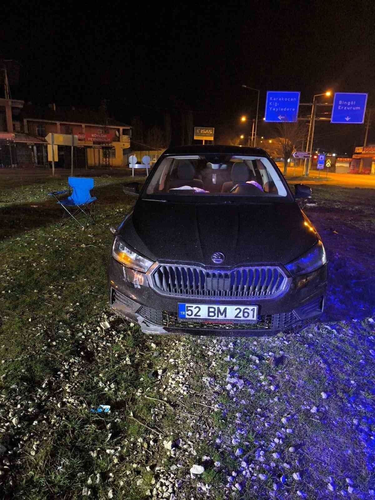Elazığ&rsquo;da kontrol&uuml; kaybedilen otomobil kavşaktaki ref&uuml;je &ccedil;ıktı: 1 yaralı
