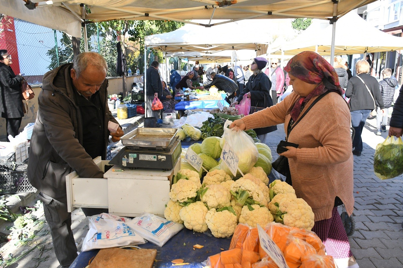 Kuşadası’nda Yerel Üretici Sergisi’nın tezgahları kışa özgü sebze ve meyvelerle doldu