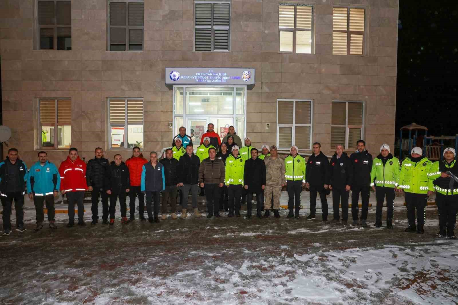 Erzincan Valisi karla m&uuml;cadele &ccedil;alışmalarını sahada takip etti
