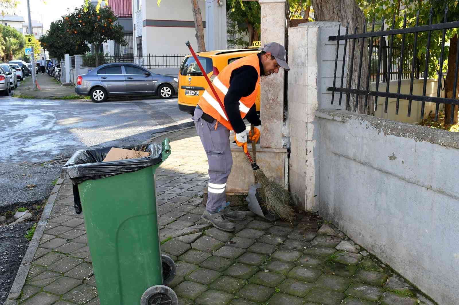 Kuşadası Belediyesi&rsquo;nden detaylı temizlik &ccedil;alışması
