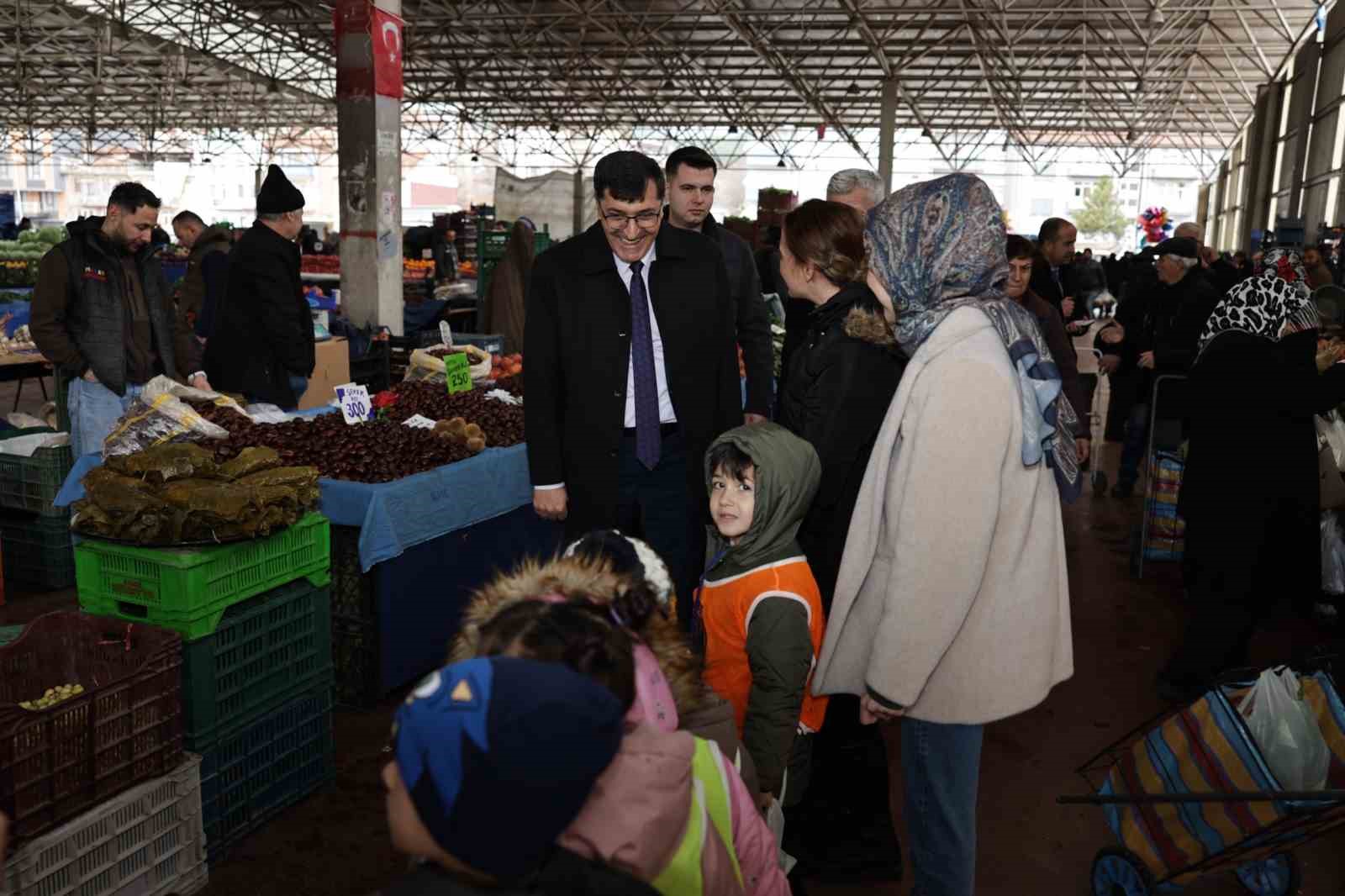Başkan Ey&uuml;p Kahveci, Fatih Mahallesi Semt Pazarı&rsquo;nda esnaf ve vatandaşlarla buluştu
