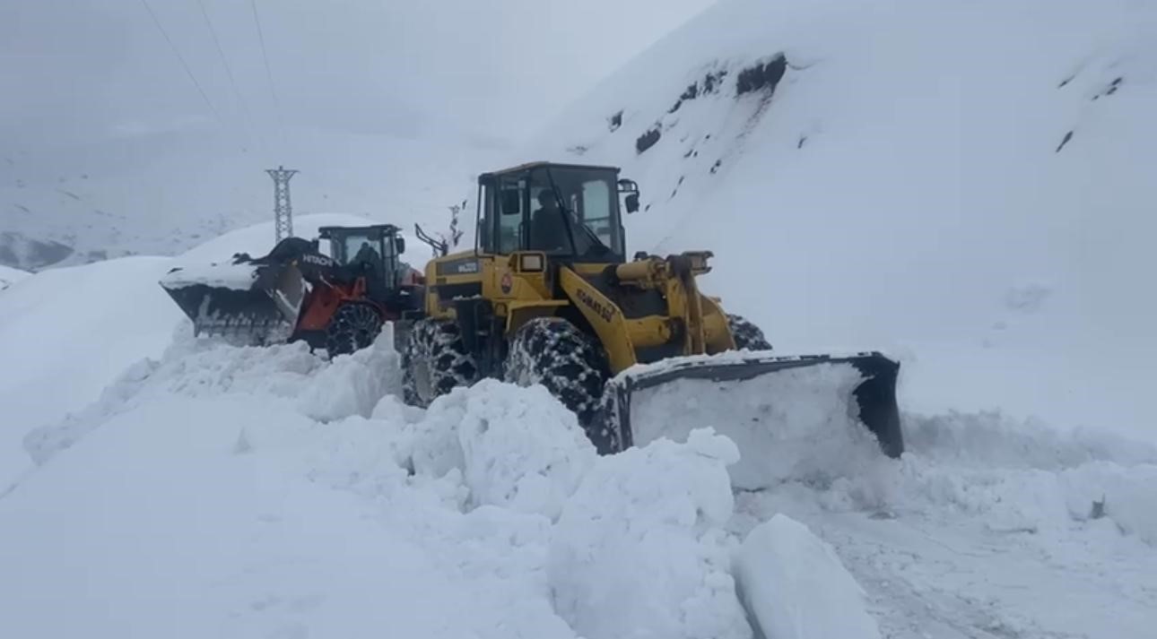 Şırnak&rsquo;ta karla m&uuml;cadele &ccedil;alışmaları: T&uuml;nellerle yollar a&ccedil;ılıyor
