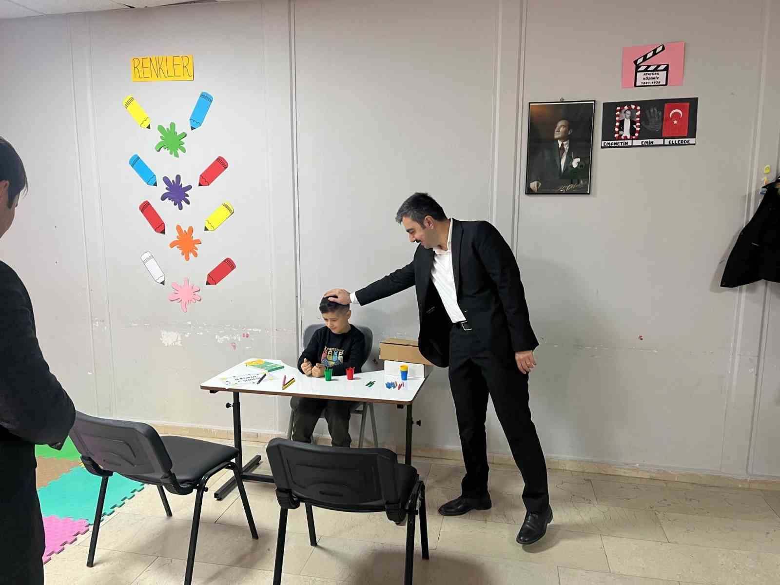 Dicle Kaymakamı Mustafa Atış özel gereksinimli öğrencilerle buluştu
