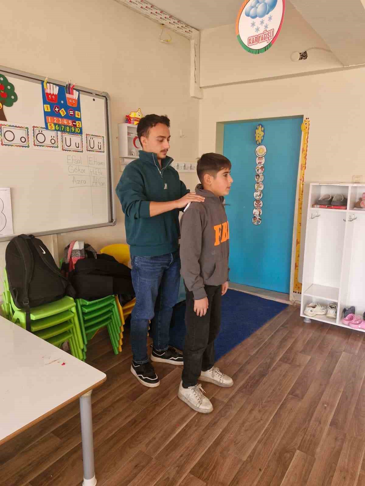 Malazgirt&rsquo;te 8. sınıf &ouml;ğrencilerine skolyoz taraması yapıldı
