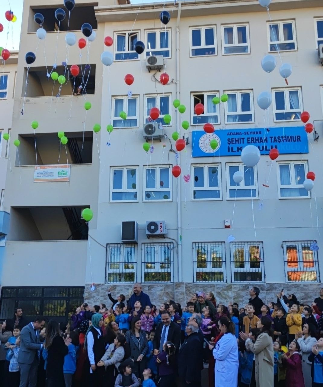 Öğrenciler Gazzeli çocuklar için balonları gökyüzüne bıraktı
