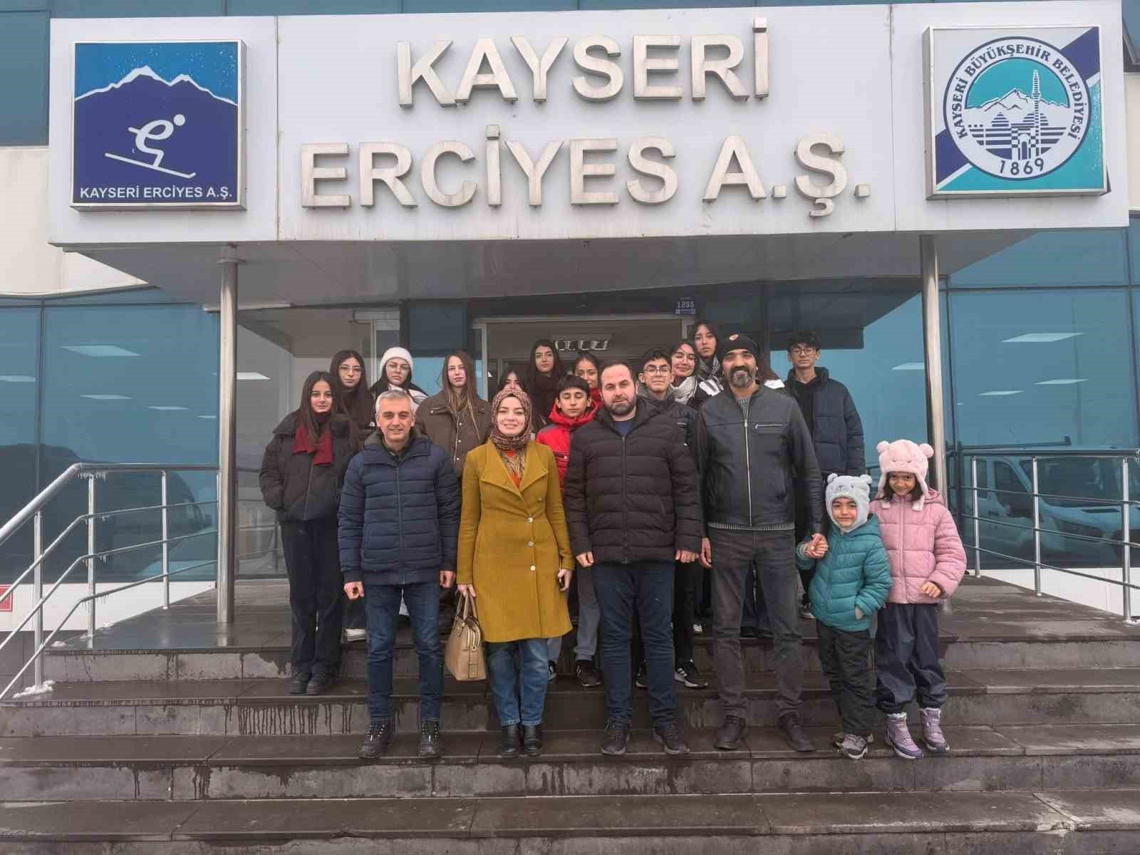 Erciyes’in zirvesinde öğrencilere yönelik ’Uluslararası Dağlar Günü’ etkinliği