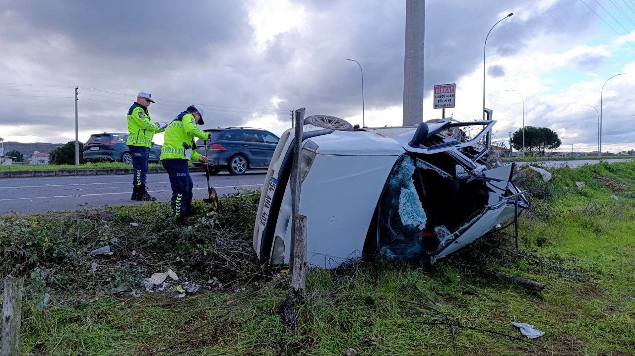 Hurdaya d&ouml;nen ara&ccedil;tan ağır yaralı olarak &ccedil;ıkartılan adam hayatını kaybetti
