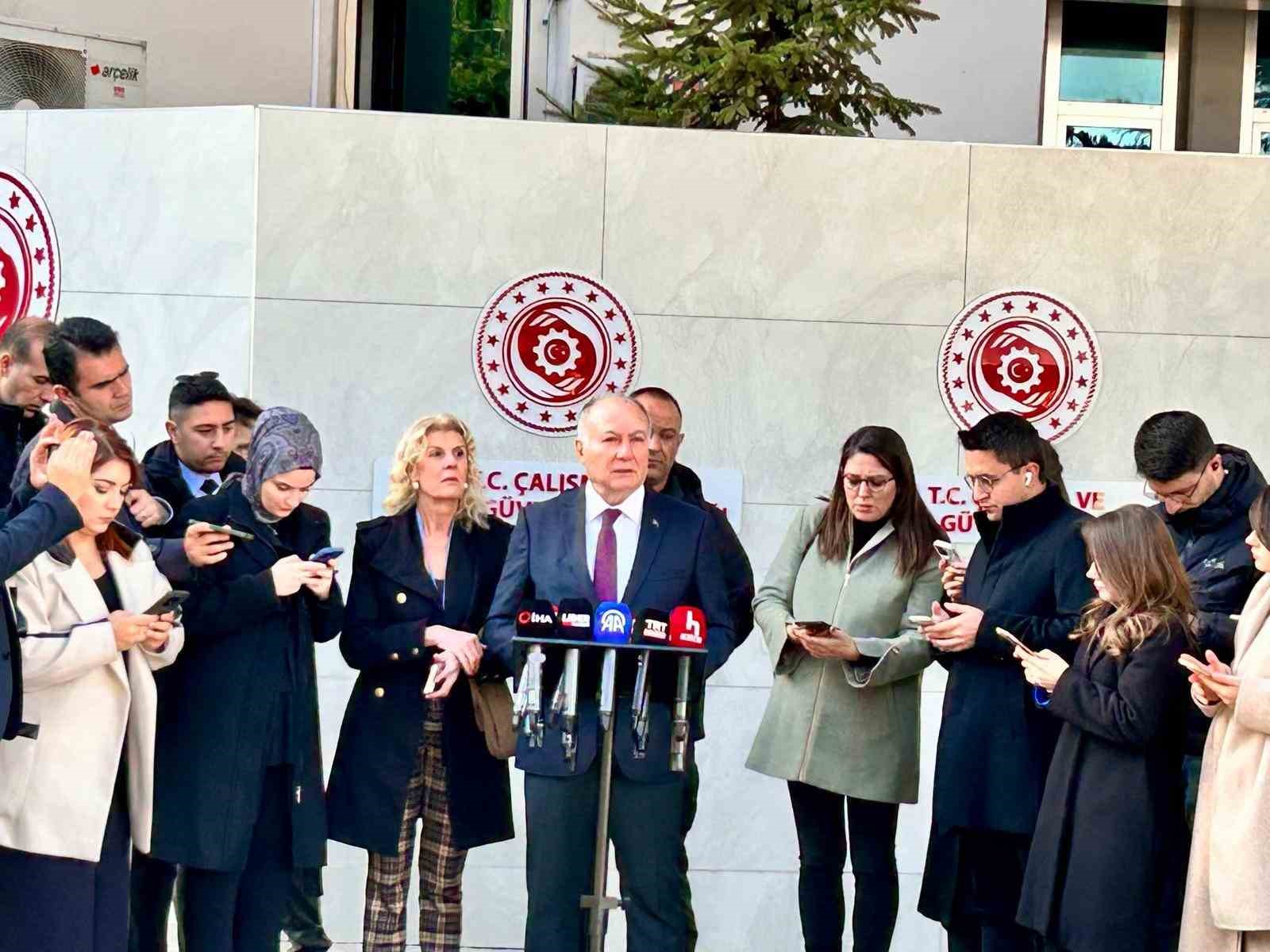 T&Uuml;RK-İŞ Genel Başkan Yardımcısı Ağar, Asgari &Uuml;cret Tespit Komisyonu &ouml;ncesi Bakan Işıkhan ile g&ouml;r&uuml;şt&uuml;
