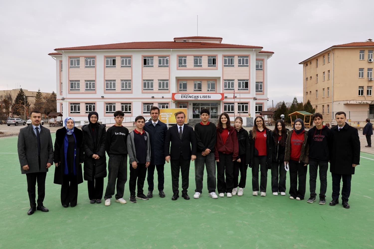 Vali Aydoğdu, Erzincan Lisesi’nde kauçuk zeminli spor alanını inceledi
