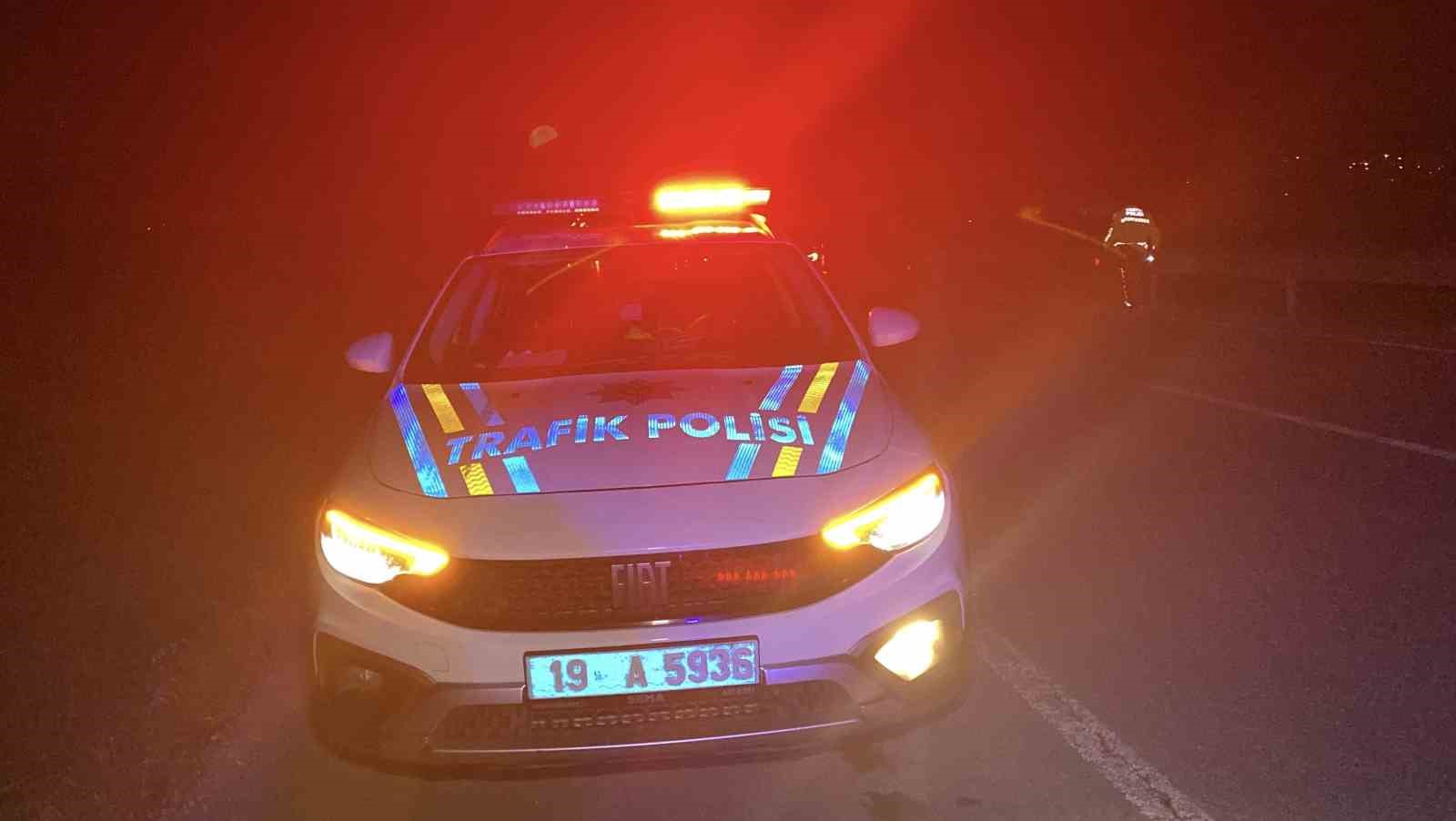 Çorum’da refüje çarpan otomobil yan yattı: 1’i bebek, 3 yaralı