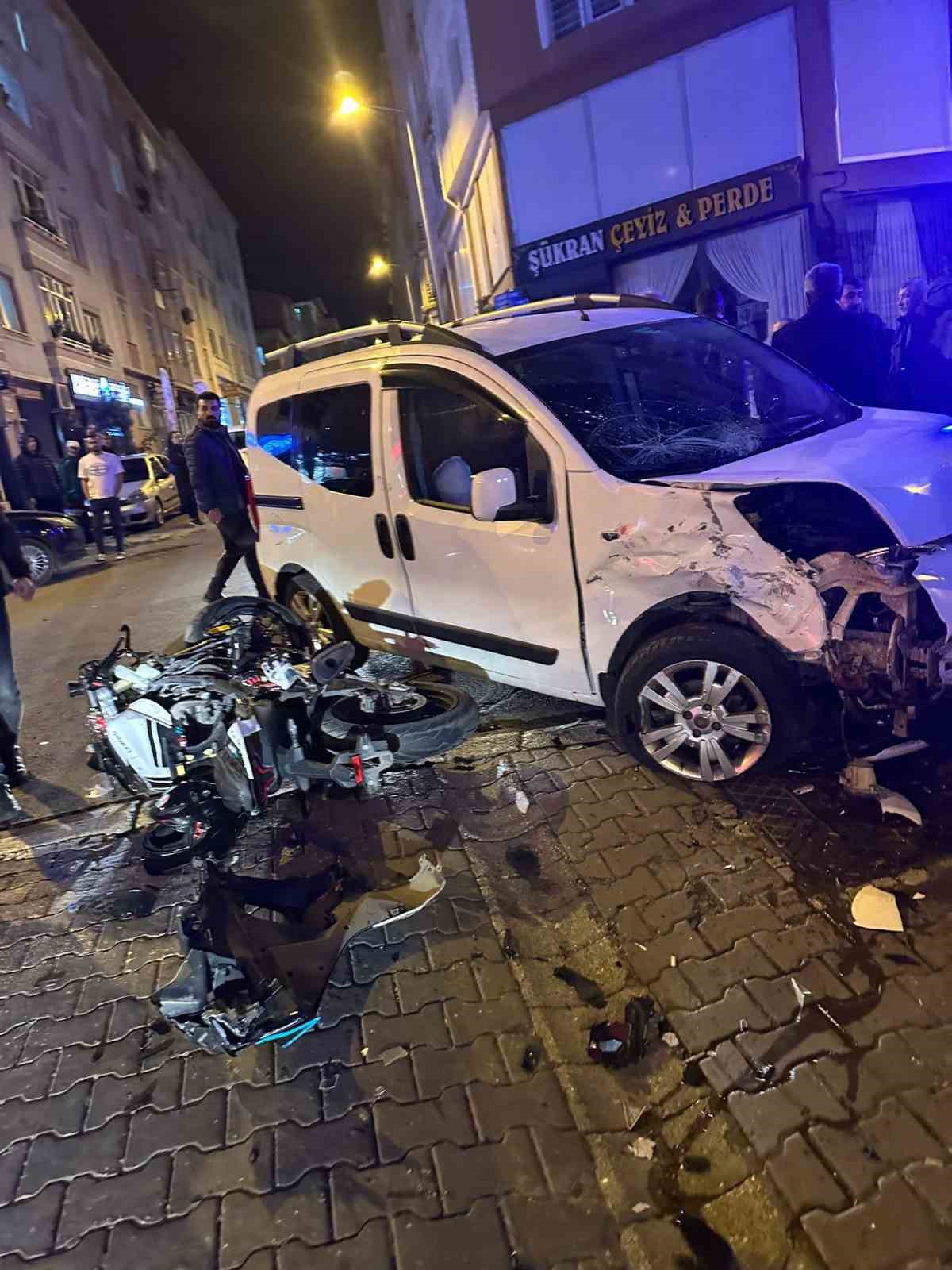 Ara&ccedil;la &ccedil;arpışan motosikletli kaldırımdaki yayanın &uuml;zerine b&ouml;yle u&ccedil;tu
