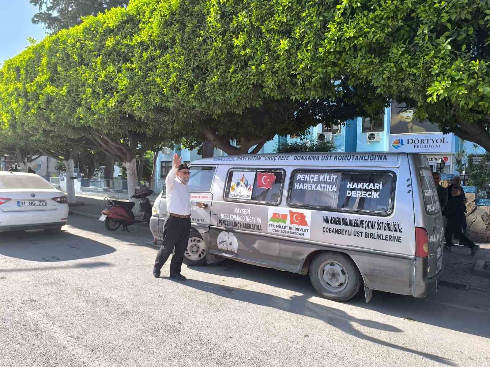 Bah&ccedil;esini don vuran &rsquo;Elmacı Dede&rsquo;, Hatay&rsquo;dan y&uuml;klediği mandalinaları Mehmet&ccedil;iğe g&ouml;t&uuml;rmek i&ccedil;in yola &ccedil;ıktı
