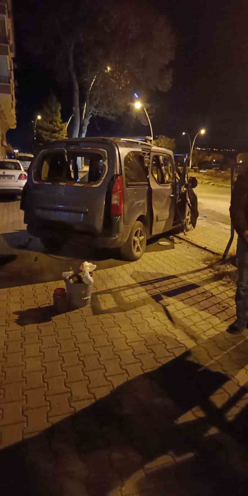 Sigara içmek istediği esnada otomobilinde yaşanan patlama sonucu 1 kişi yaralandı