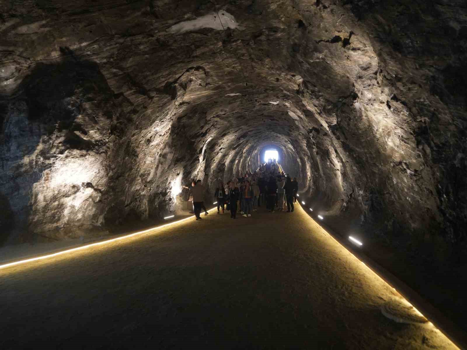 Yerin 150 metre altındaki bu mağarada şifa arıyorlar