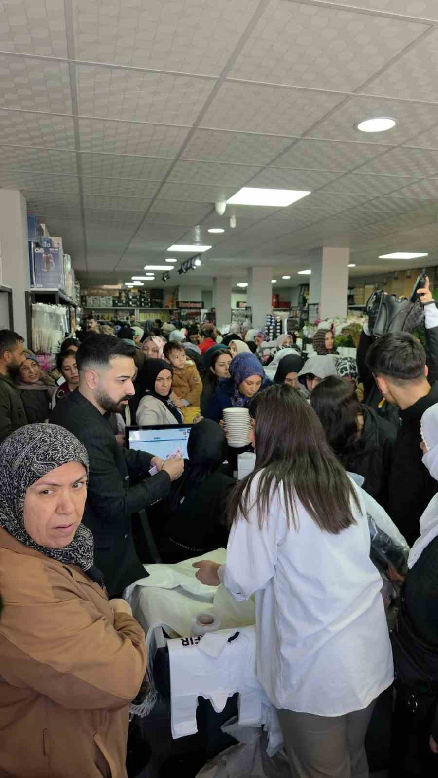 Ucuzu gören kadınlar ezilme tehlikesi atlattı