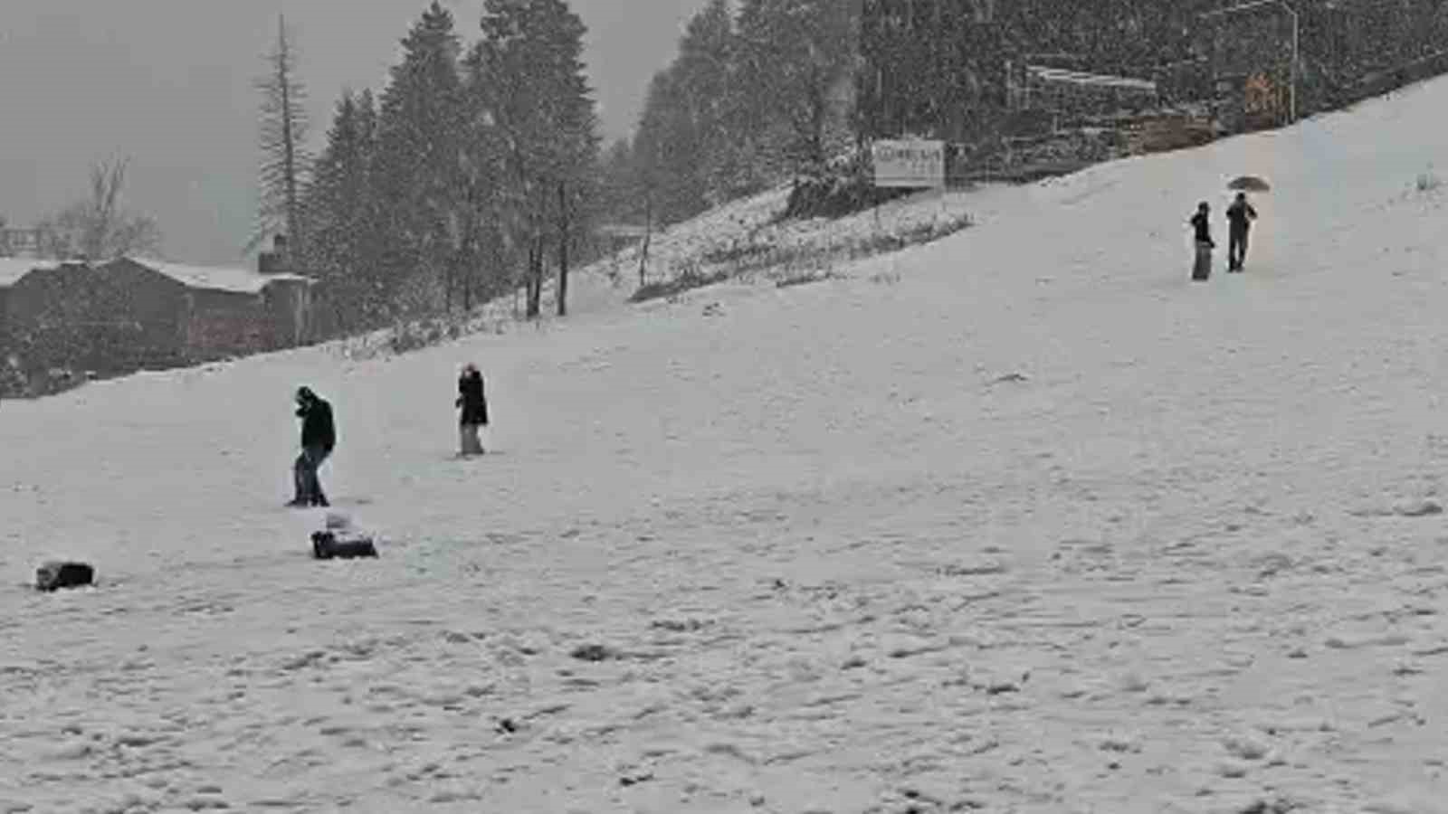 Dünyaca ünlü turizm merkezi Ayder Yaylası beyaza büründü