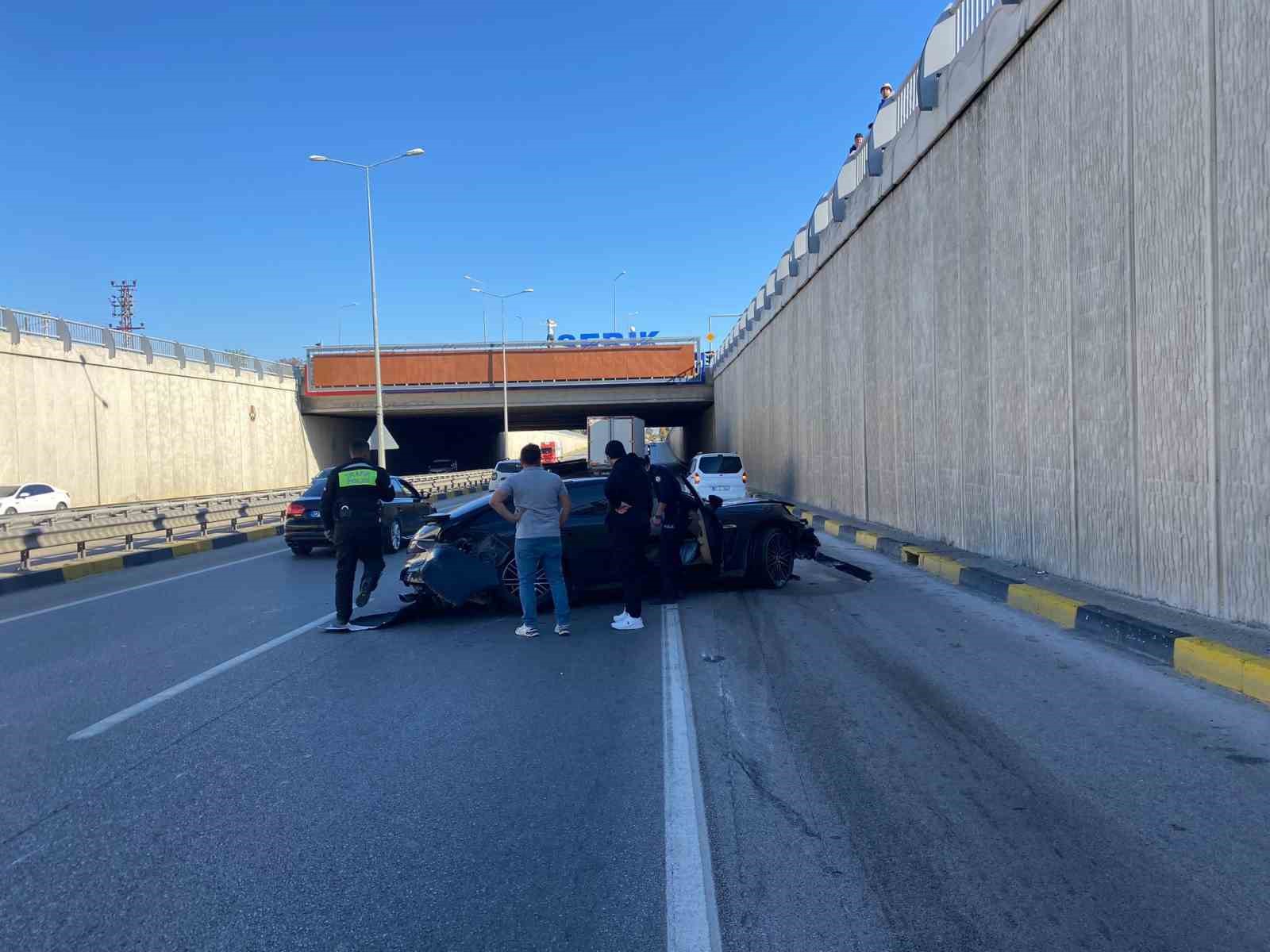 Porsche otomobil &ouml;nce bir araca sonra alt ge&ccedil;it duvarına &ccedil;arptı: 1 yaralı
