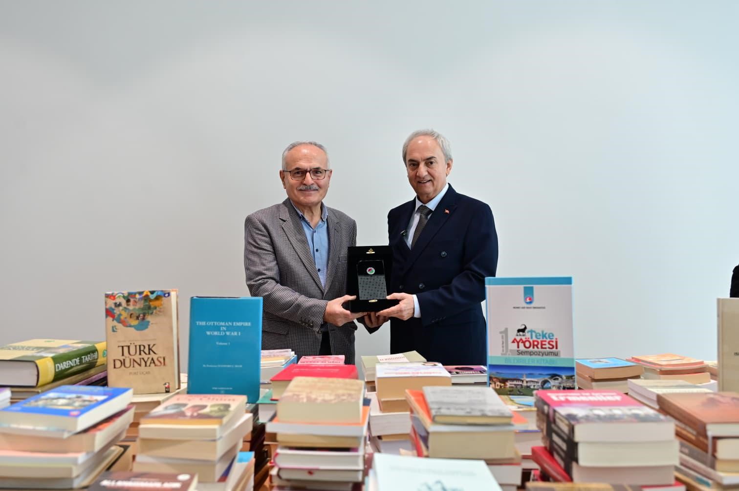 Prof. Dr. Fahrettin Tızlak’tan Antalya Kütüphanesi’ne 2000 kitaplık değerli bağış