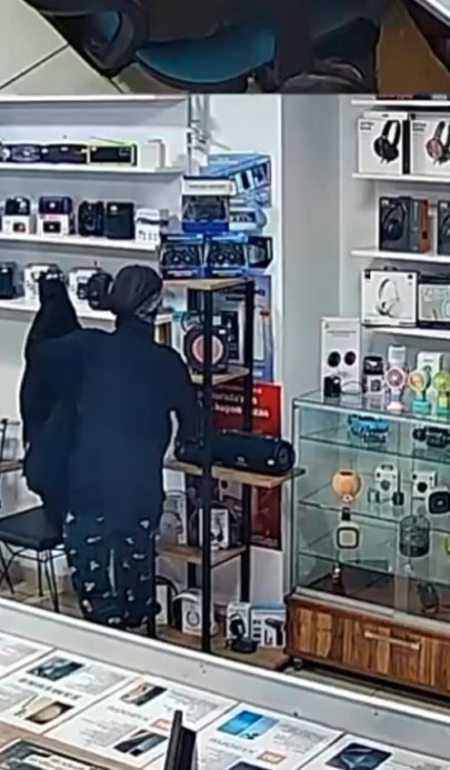 Suç makinesi kadın daha fazla kaçamadı: Hırsızlık anları kameraya yansıdı