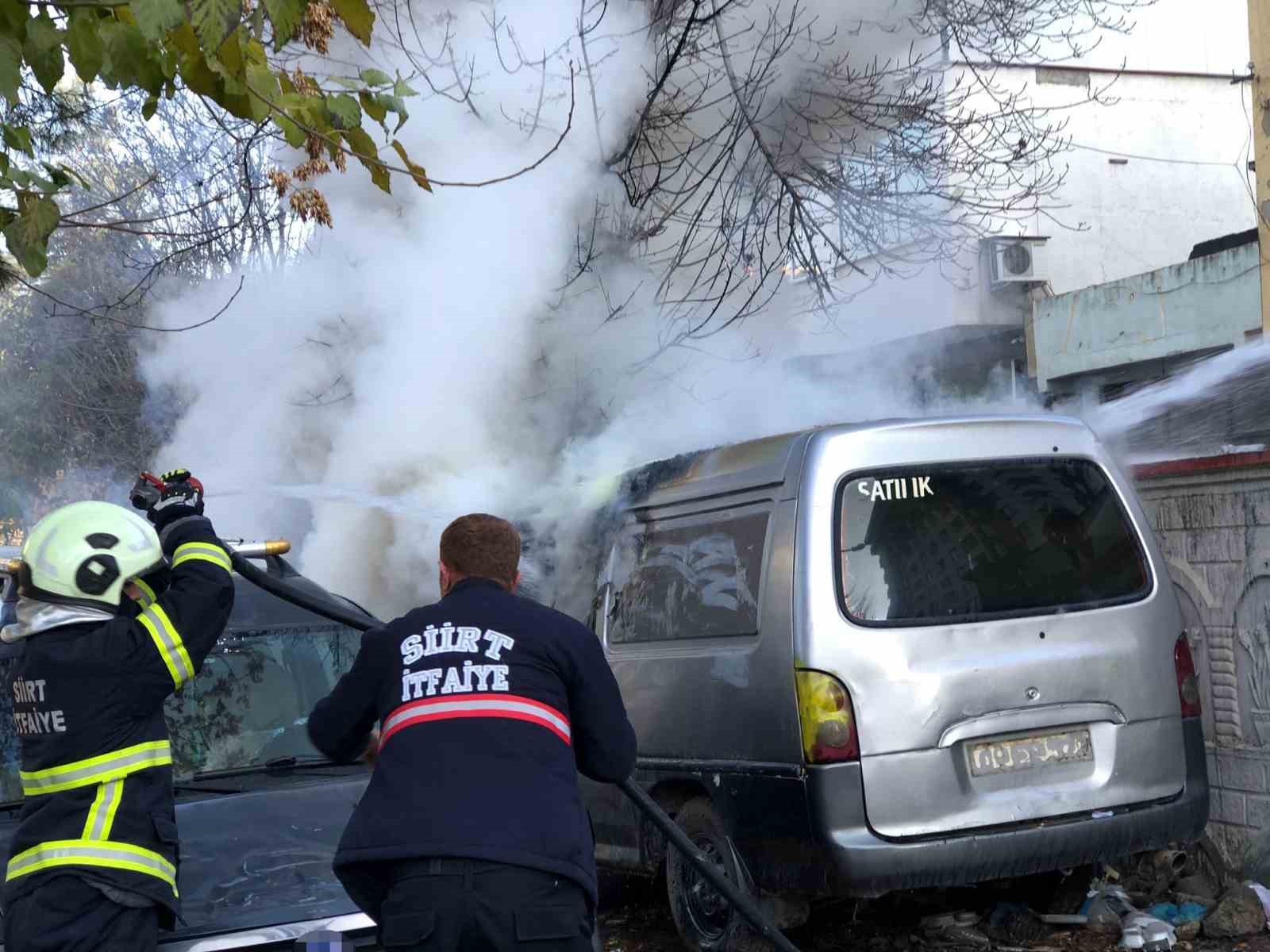 Siirt&rsquo;te park halindeki kamyonet yandı
