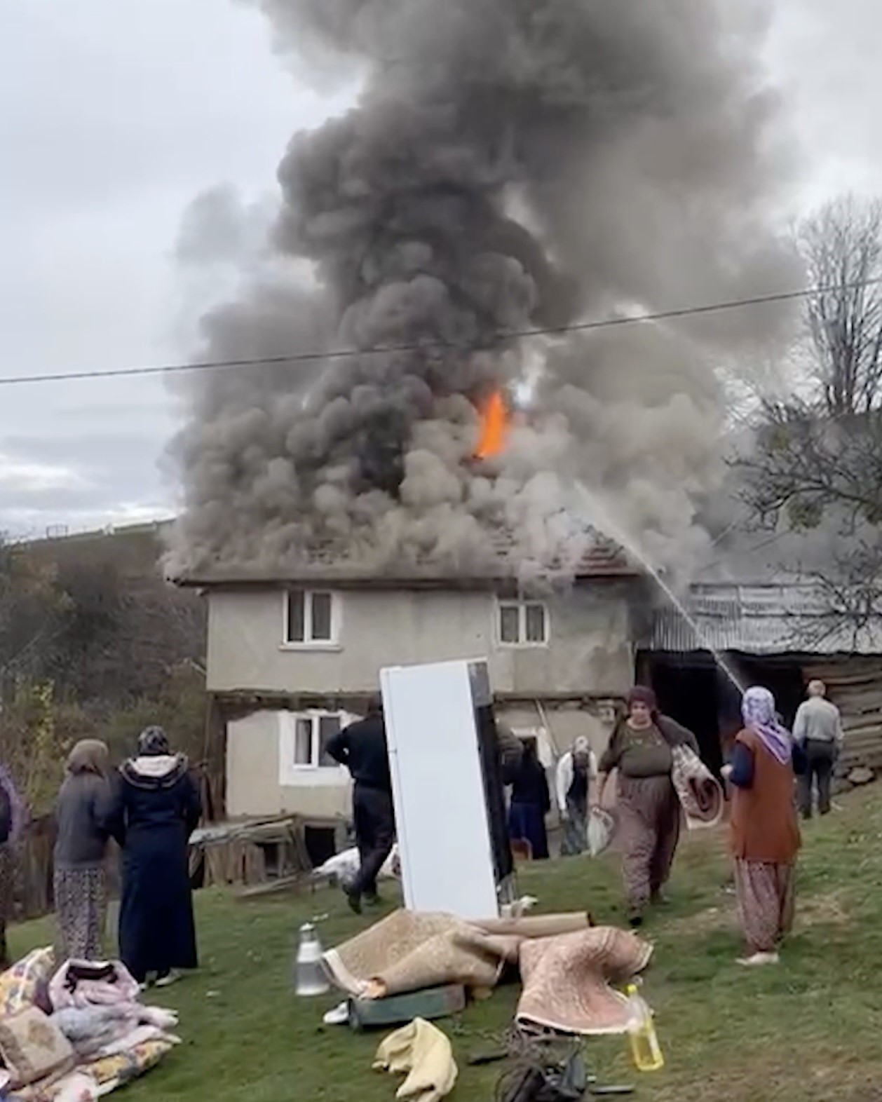 Kastamonu&rsquo;da 2 katlı ev alev alev yandı
