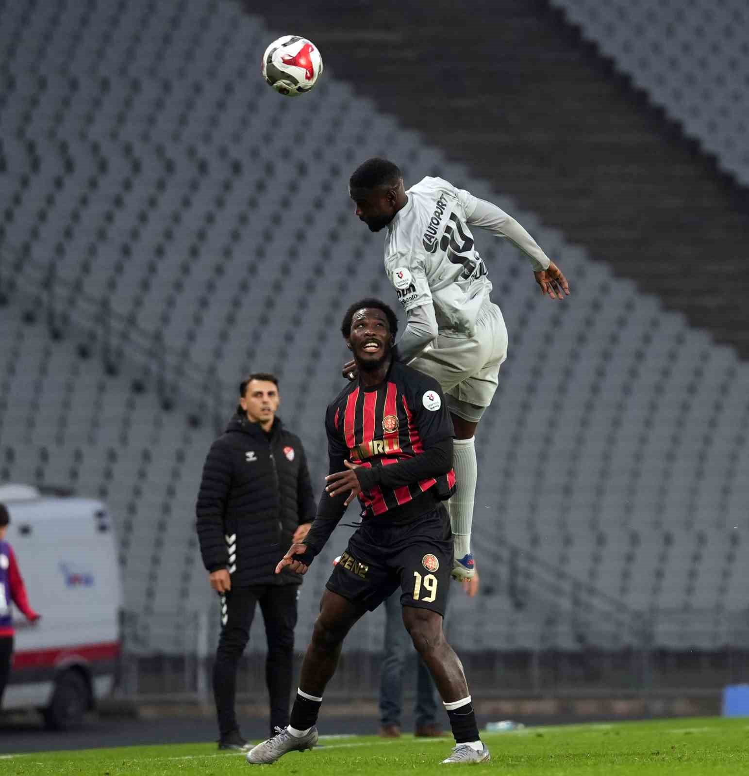 Trendyol S&uuml;per Lig: Fatih Karag&uuml;mr&uuml;k: 0 - Kocaelispor: 0 (İlk yarı)
