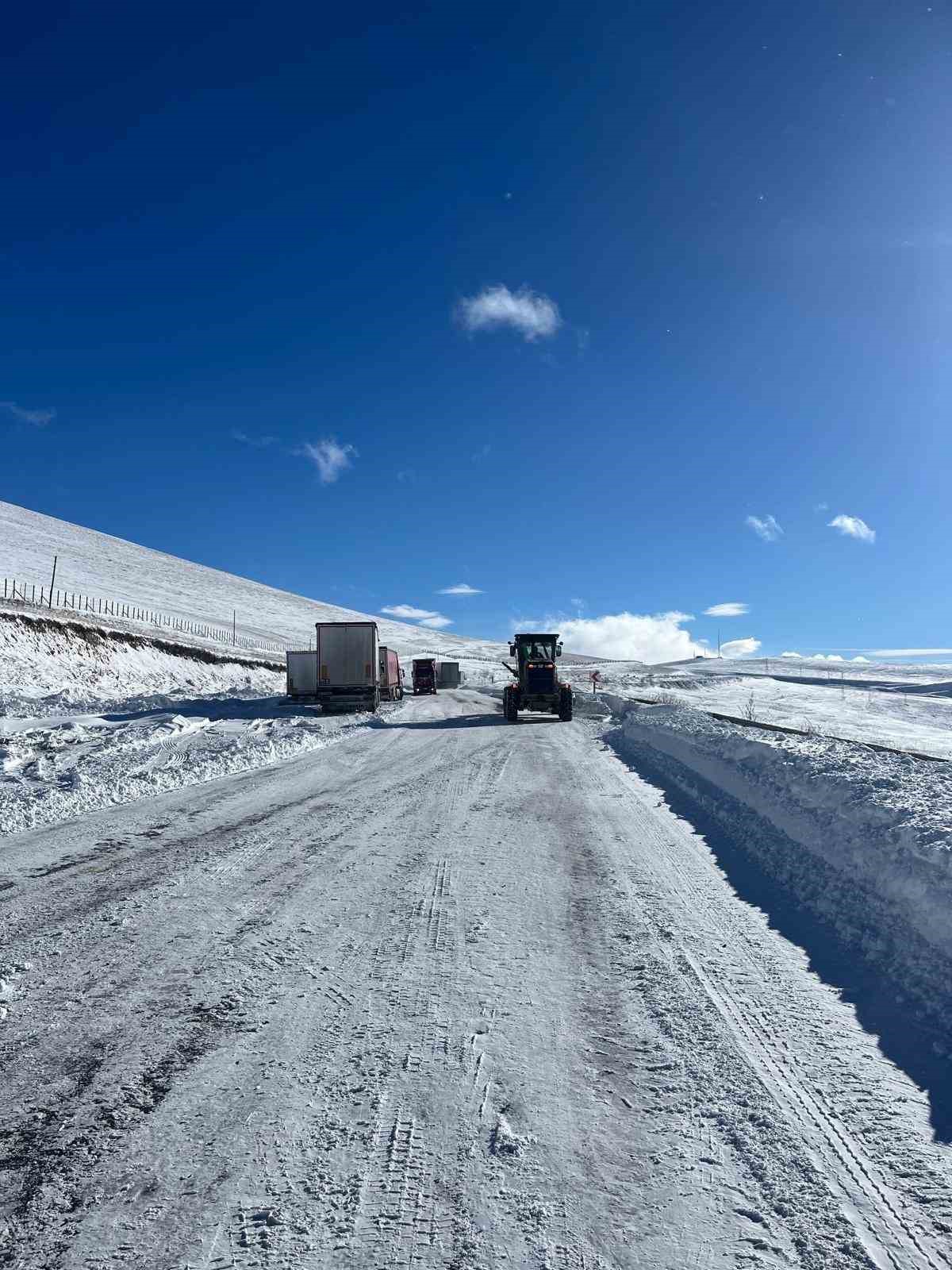Posof Belediyesi&rsquo;nden yolda kalan tır şof&ouml;rlerine sıcak &ccedil;orba
