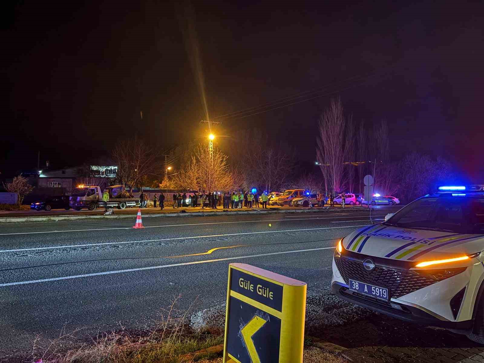 Kayseri&rsquo;de kaza &uuml;st&uuml;ne kaza: 1&rsquo;i ağır 7 yaralı
