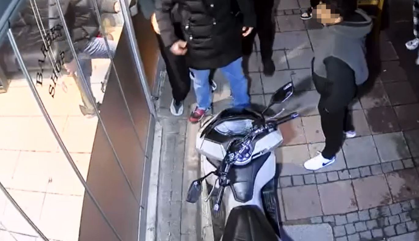 Kuaf&ouml;r d&uuml;kkanına baltalı saldırı kamerada
